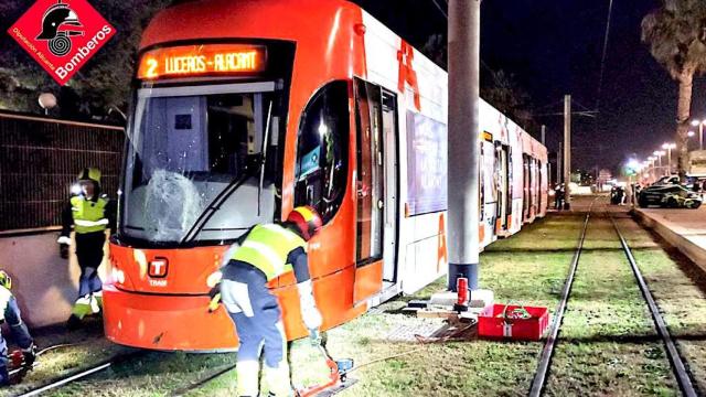 El choque con el joven ciclista se aprecia en el cristal frontal del vehículo.