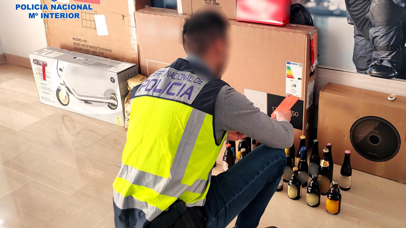 La Policía ha encontrado en casa del arrestado los paquetes que supuestamente no entregó.