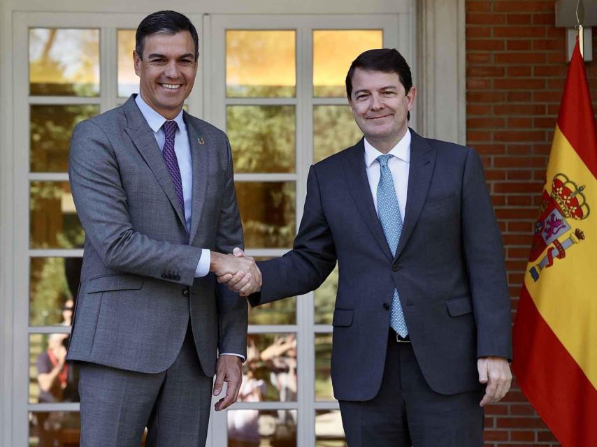 El presidente del Gobierno, Pedro Sánchez, y su homólogo en Castila y León, Alfonso Fernández Mañueco.