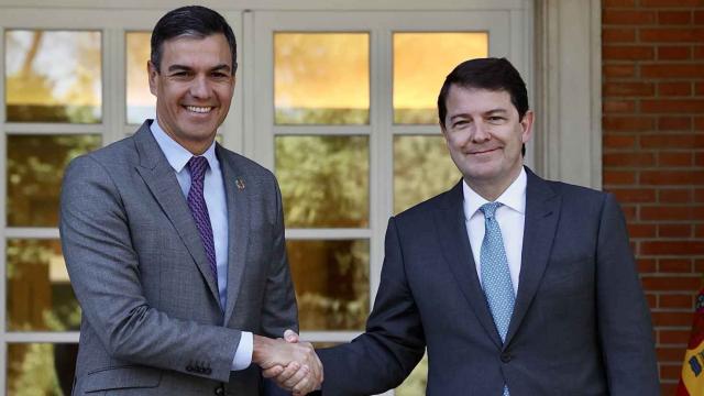 El presidente del Gobierno, Pedro Sánchez, y su homólogo en Castila y León, Alfonso Fernández Mañueco.