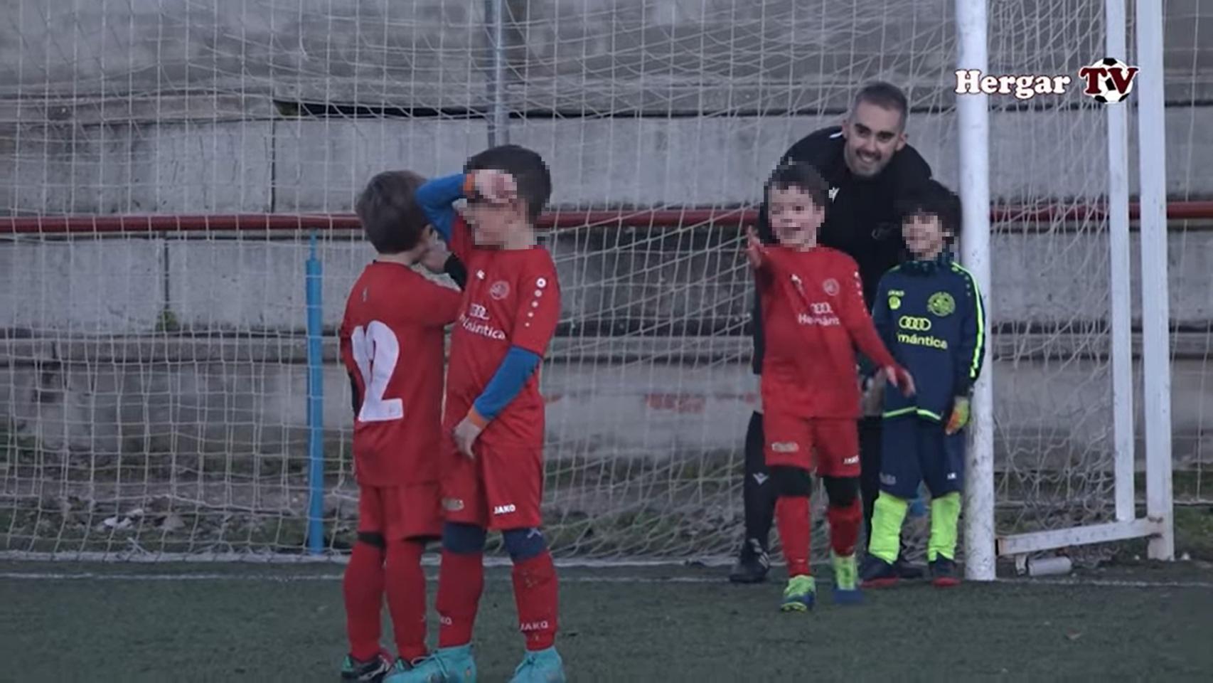 Imagen de Javier García enseñando al portero del C.D. Hergar Helmántico a colocar la barrera