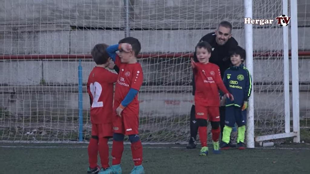 Imagen de Javier García enseñando al portero del C.D. Hergar Helmántico a colocar la barrera