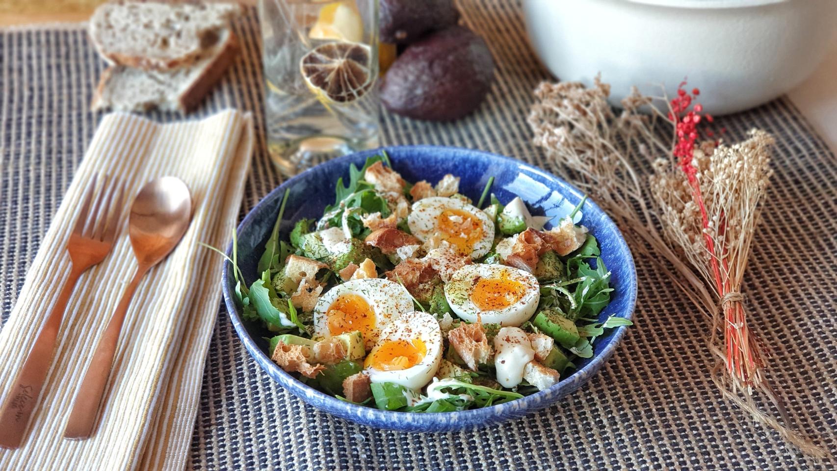 Huevos con rúcula, aguacate y mahonesa de limón perfectos para el brunch
