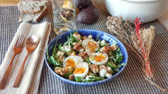 Huevos con rúcula, aguacate y mahonesa de limón perfectos para el brunch