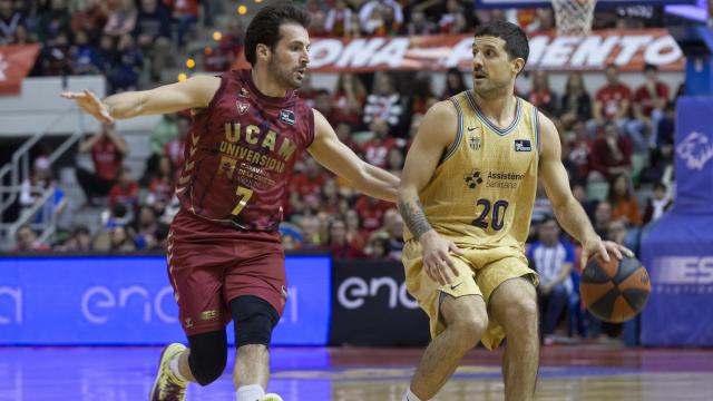 Laprovittola sube el balón ante la presión de un jugador rival.