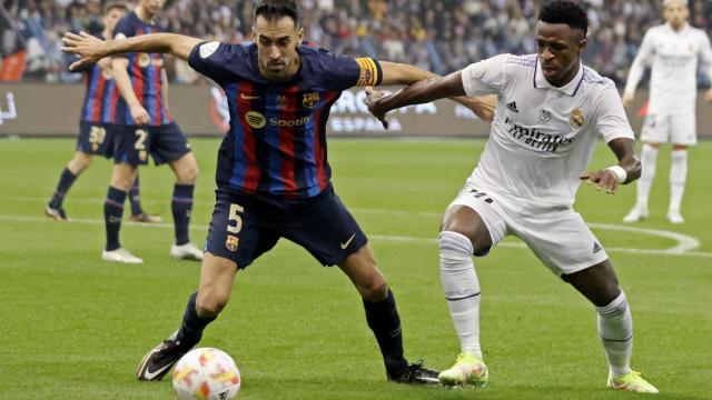 Vinicius y Busquets, en pugna por un balón en El Clásico de la Supercopa de España