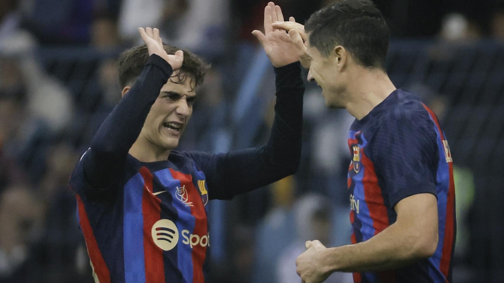 Gavi y Lewandowski, en plena celebración.