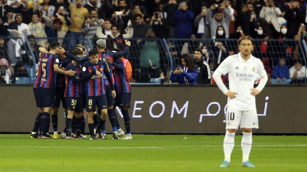 Modric se lamenta ante el segundo gol del Barça.