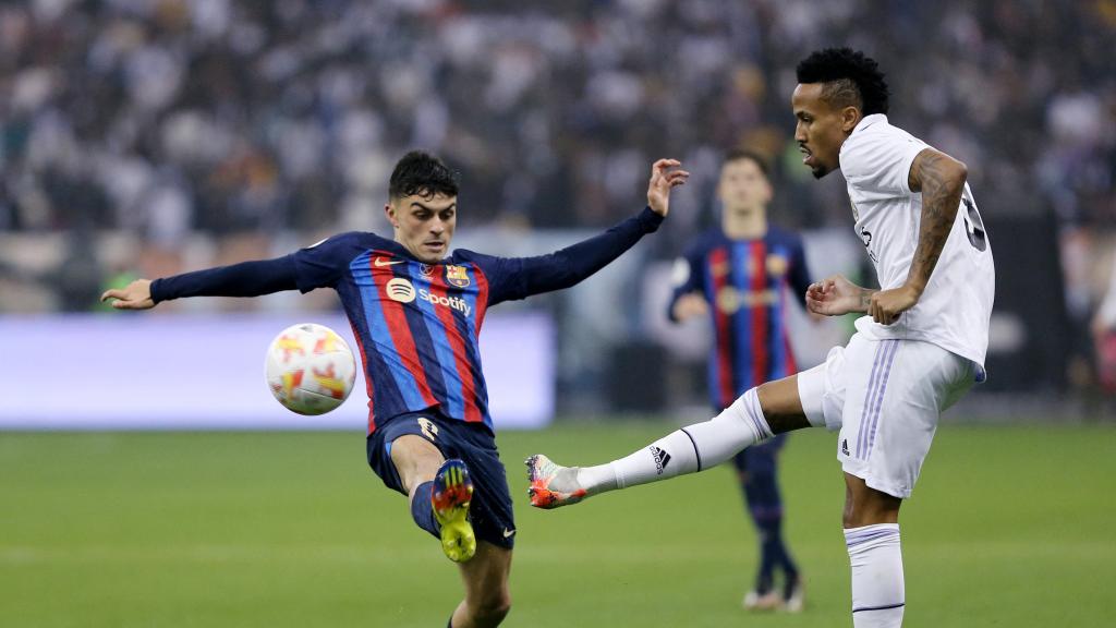 Militao da un pase ante la presión del Barcelona.