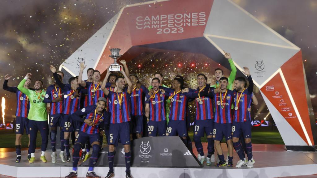 Los jugadores del FC Barcelona levantan la Supercopa de España.