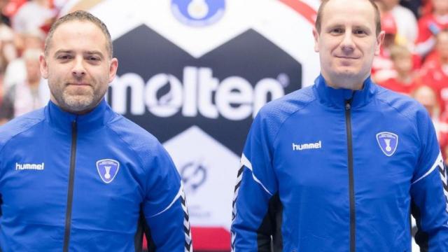 Los árbitros de balonmano Matija Gubica y Boris Milosevic antes de un partido