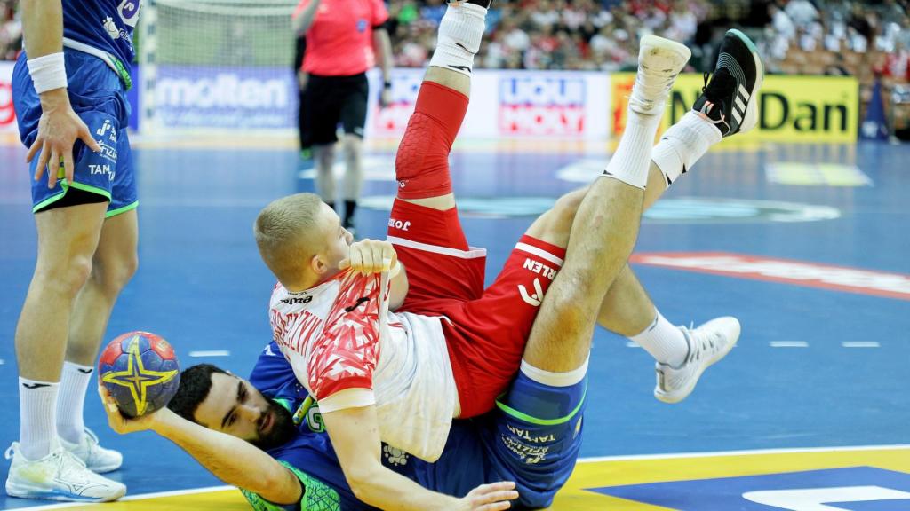 Un árbitro señala una falta en el Polonia - Eslovenia del Mundial de Balonmano