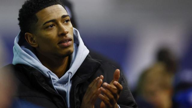 Jude Bellingham, aplaudiendo a los aficionados antes del Birmingham City - Reading