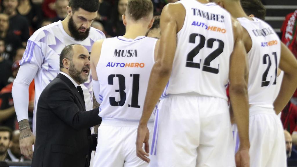 Chus Mateo, dando instrucciones a los jugadores del Real Madrid