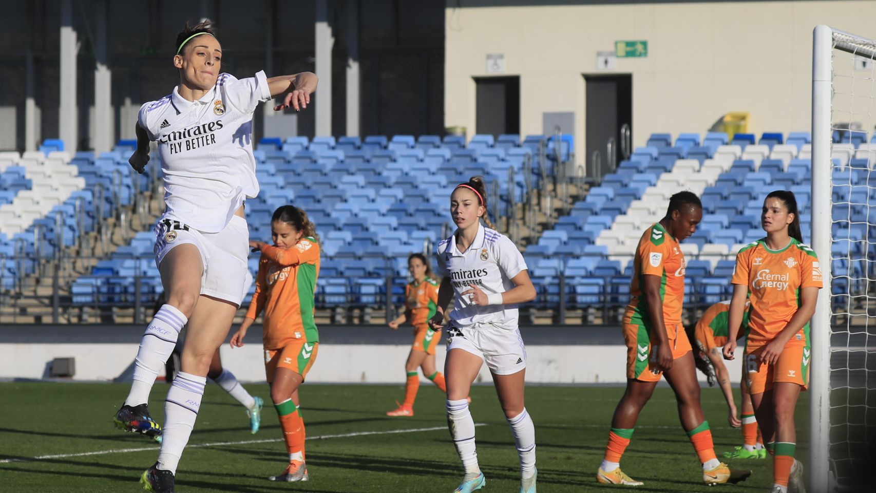 Esther González celebra el primer gol del Real Madrid Femenino.
