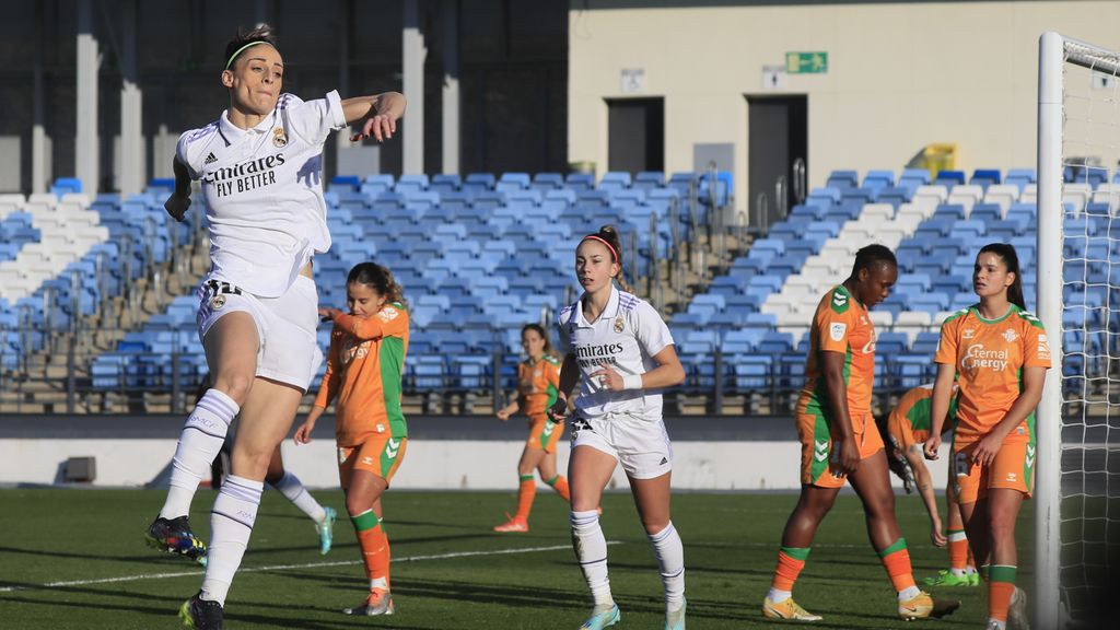 Esther González celebra el primer gol del Real Madrid Femenino.