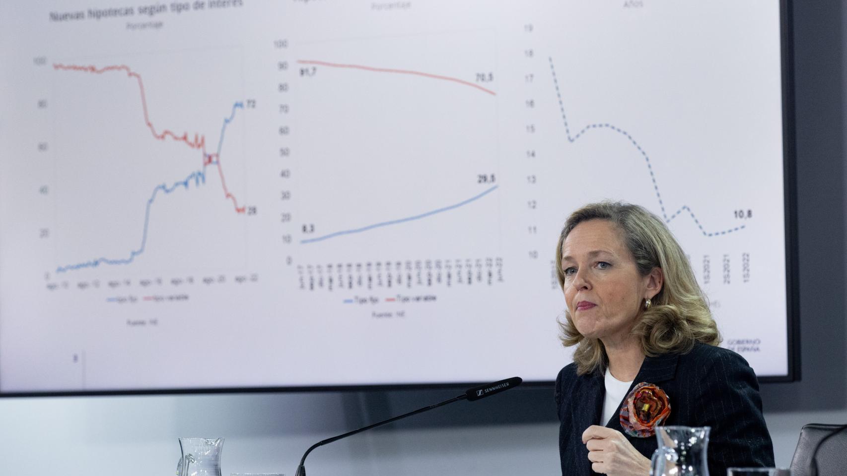 La vicepresidenta primera y ministra de Asuntos Económicos y Transformación Digital, Nadia Calviño, en la rueda de prensa posterior al Consejo de Ministros del 22 de noviembre de 2022, en el que se aprobaron las medidas acordadas entre el Gobierno y el sector bancario para aliviar la carga hipotecaria de más de un millón de familias vulnerables por la subida del Euríbor.