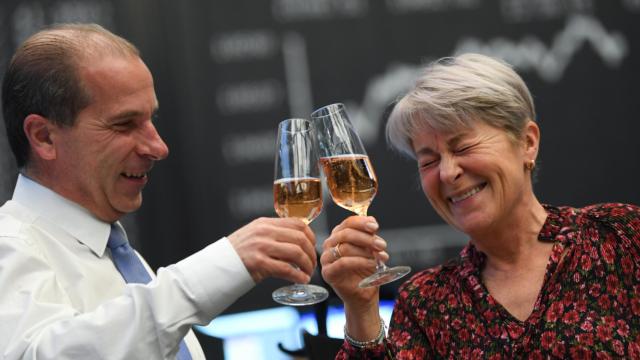 Dos inversores durante la última sesión del año en la Bolsa de Fráncfort.