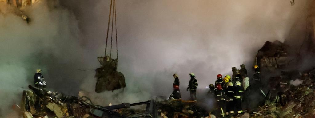 El personal de emergencia trabaja en el edificio de vivienda de Dnipró.