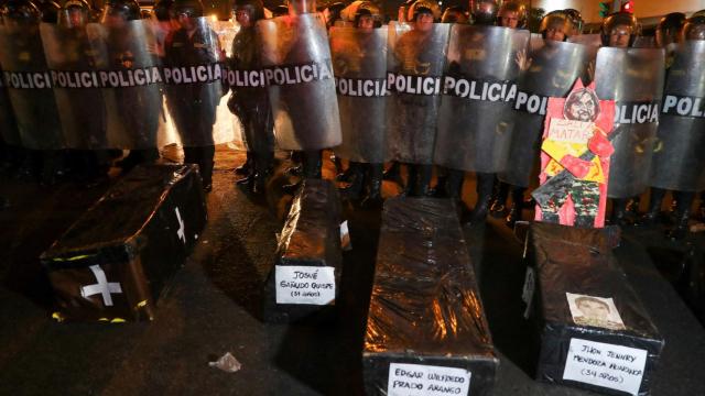 Varios agentes de policía en una protesta de Lima, en Perú.