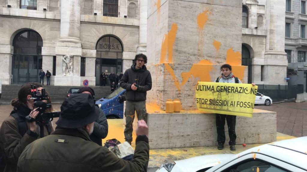 El grupo ecologista italiano 'Ultima Generazione' arroja pintura a una escultura de Milán.