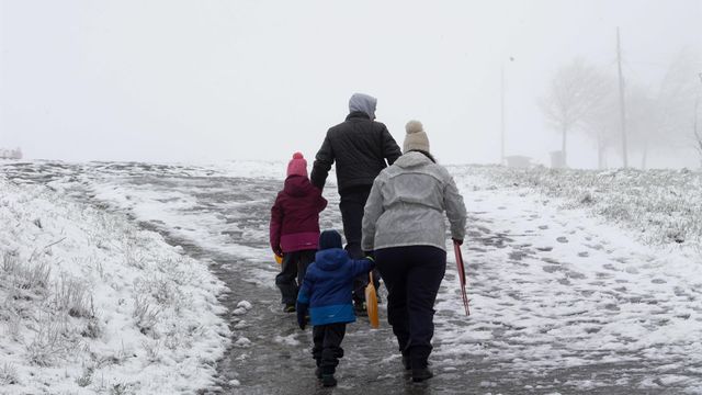 Una familia llega a la parroquia de O Cebreiro para disfrutar de la nieve.