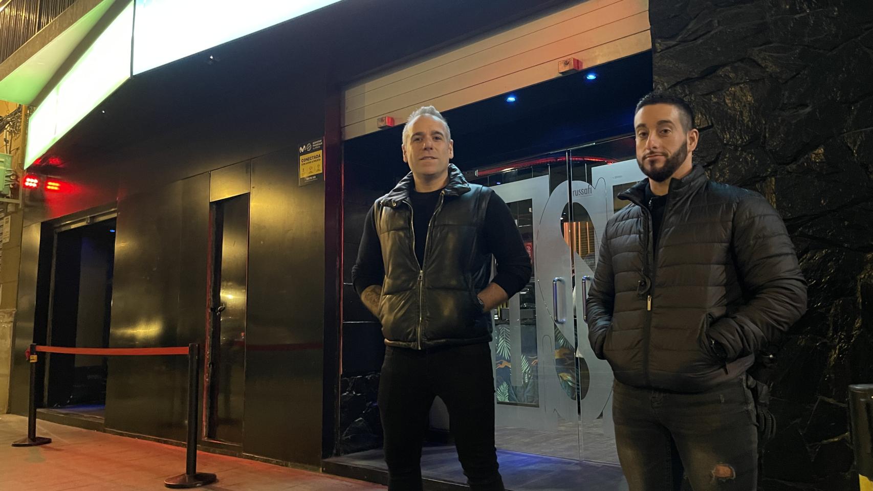 Ximo y Víctor, dos de los guardianes del silencio frente a la discoteca Picca de Valencia.