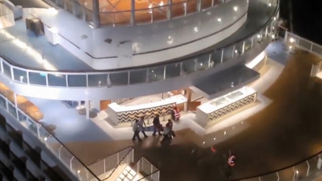 Vídeo: Así evacuó Gardacostas de Galicia a la pasajera de un crucero que estaba indispuesta