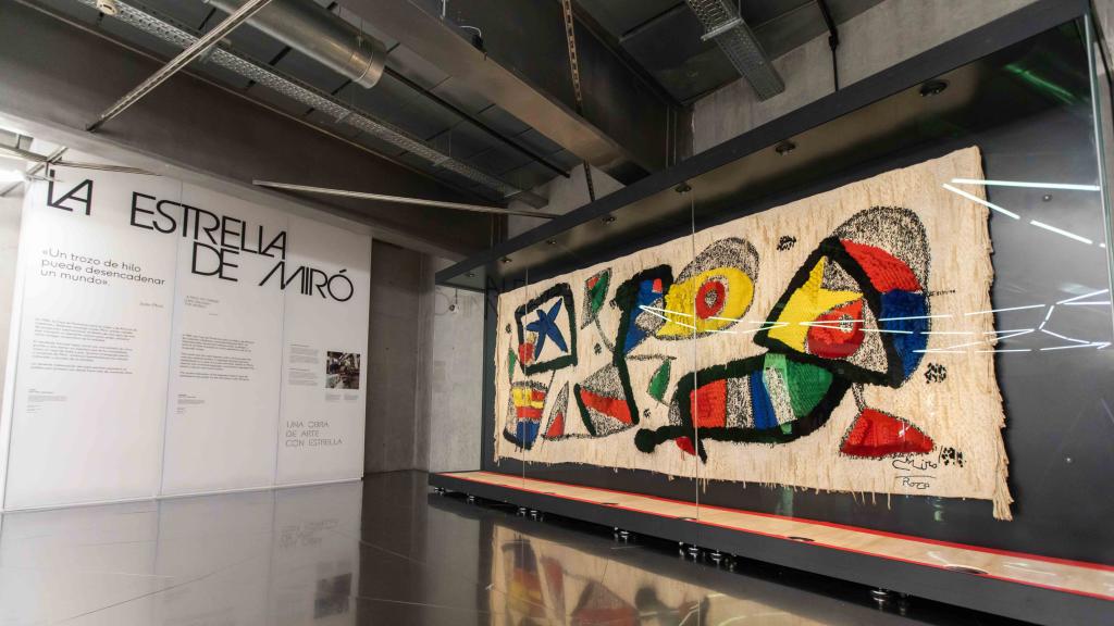 La obra, de grandes dimensiones, junto a los plafones explicativos. Foto: Fundación la Caixa