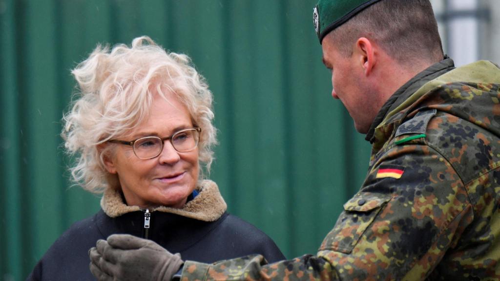 Christine Lambrecht con un soldado alemán.