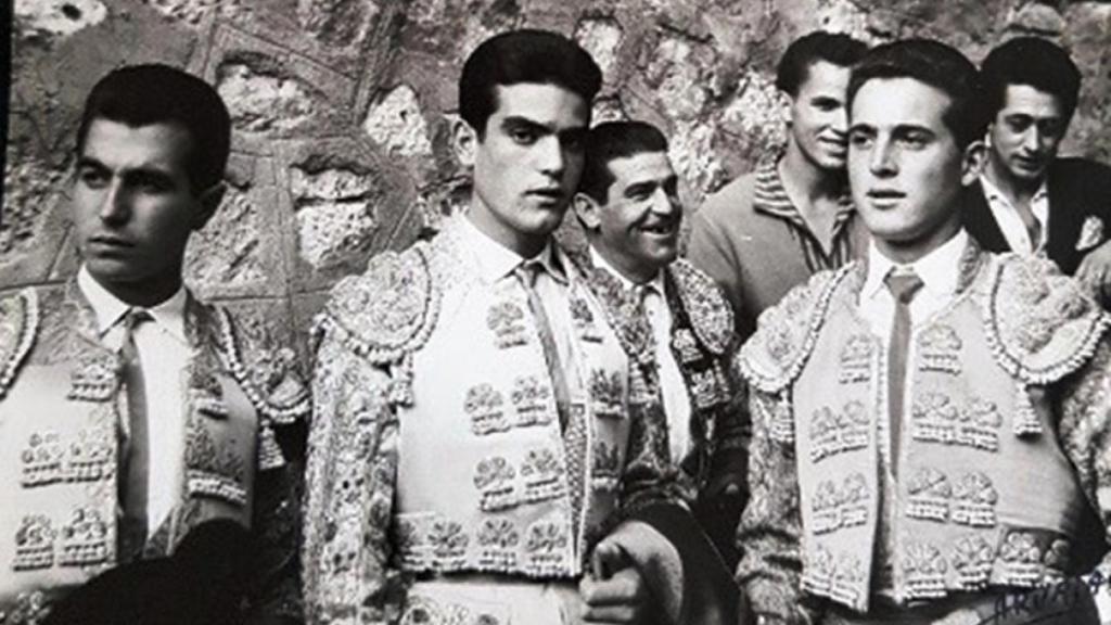 Santiago Luguillano junto a Manolo Martín y Curro Lago. Plaza de Valladolid 1960