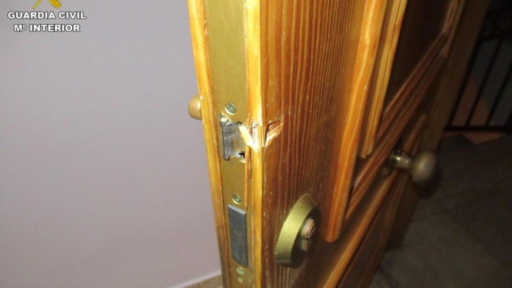 Así dejaron una de las puertas.