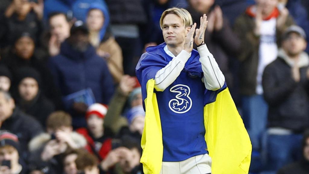 Mudryk, saludando a la afición del Chelsea con la bandera de Ucrania.