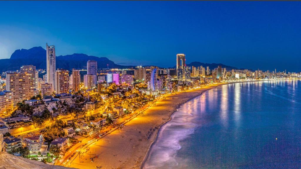 Skyline de Benidorm por la noche.