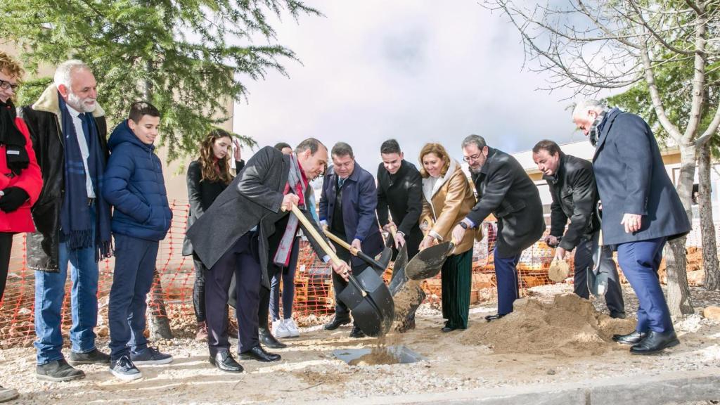 El presidente de Castilla-La Mancha, Emiliano García-Page, coloca la primera piedra de la ampliación del IES 'Ana María Matute' de Cabanillas del Campo (Guadalajara). Foto: EP