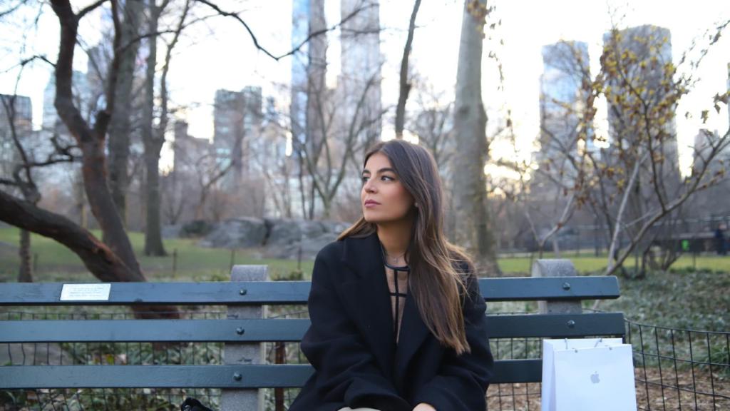 La ejecutiva internacional Irene Teruel en un parque de Nueva York.