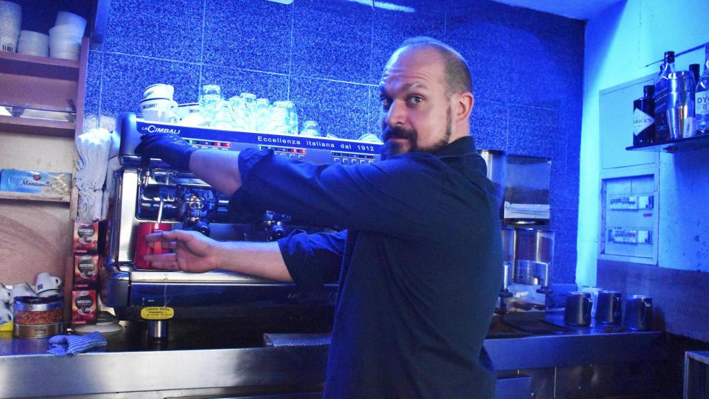 Rubén preparando el café