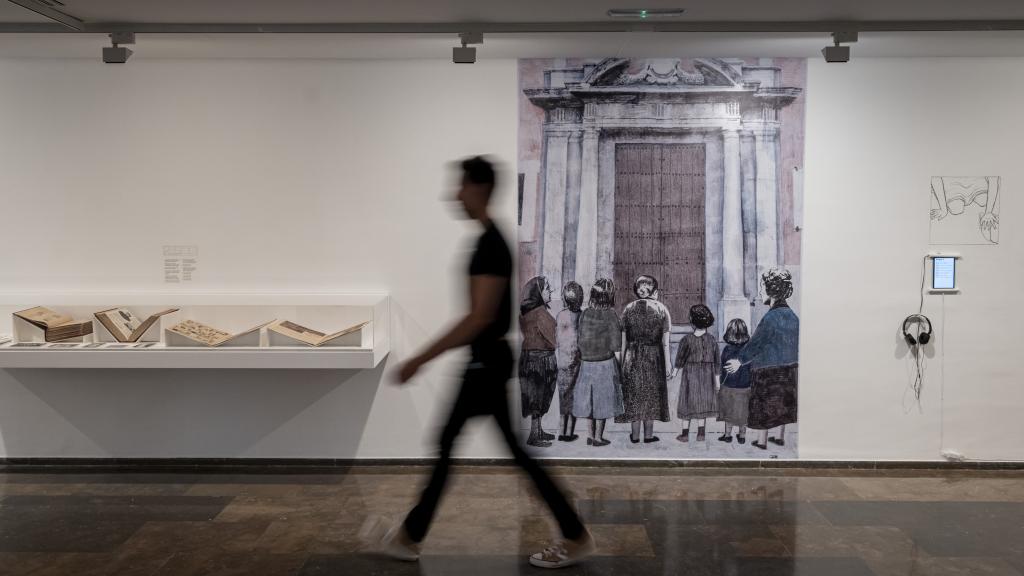 Un visitante pasa frente a la ilustración de Ana Penyas 'Oferir-se a amo', de 2022. Foto: © Miguel Lorenzo-IVAM