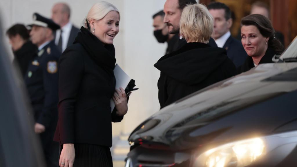 La Familia Real noruega llegando al almuerzo.