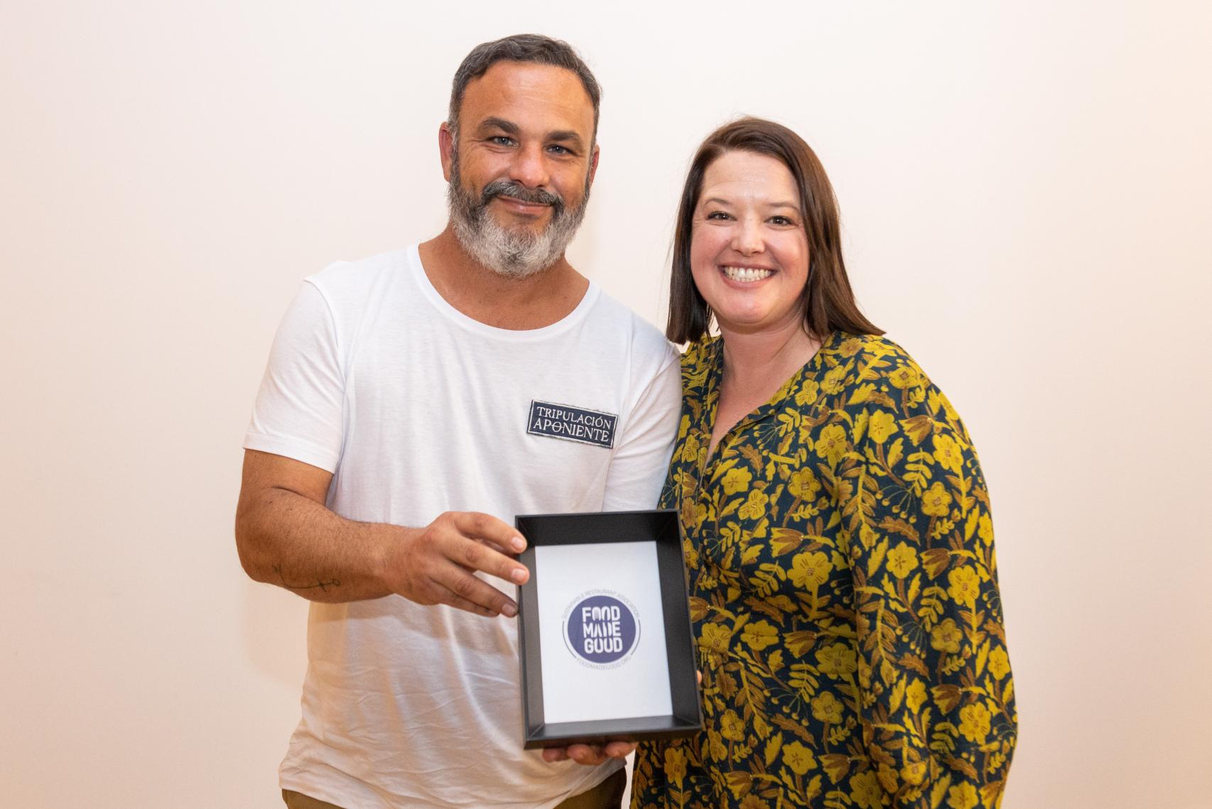 El chef Ángel León y Juliane Caillouette-Noble, directora general de la SRA, con el sello de 'Food Made Good'