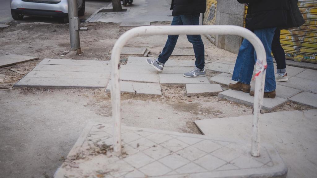 Las baldosas mal colocadas dificultan el paso a los peatones.