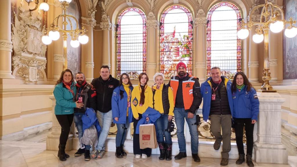 La pareja junto a amigos en el Ayuntamiento