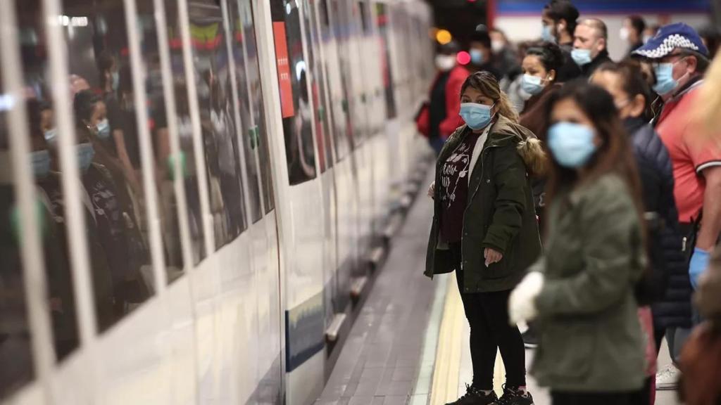 Cada vez menos gente lleva mascarilla en el transporte público.