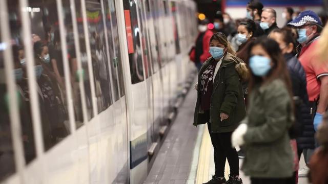 Cada vez menos gente lleva mascarilla en el transporte público.