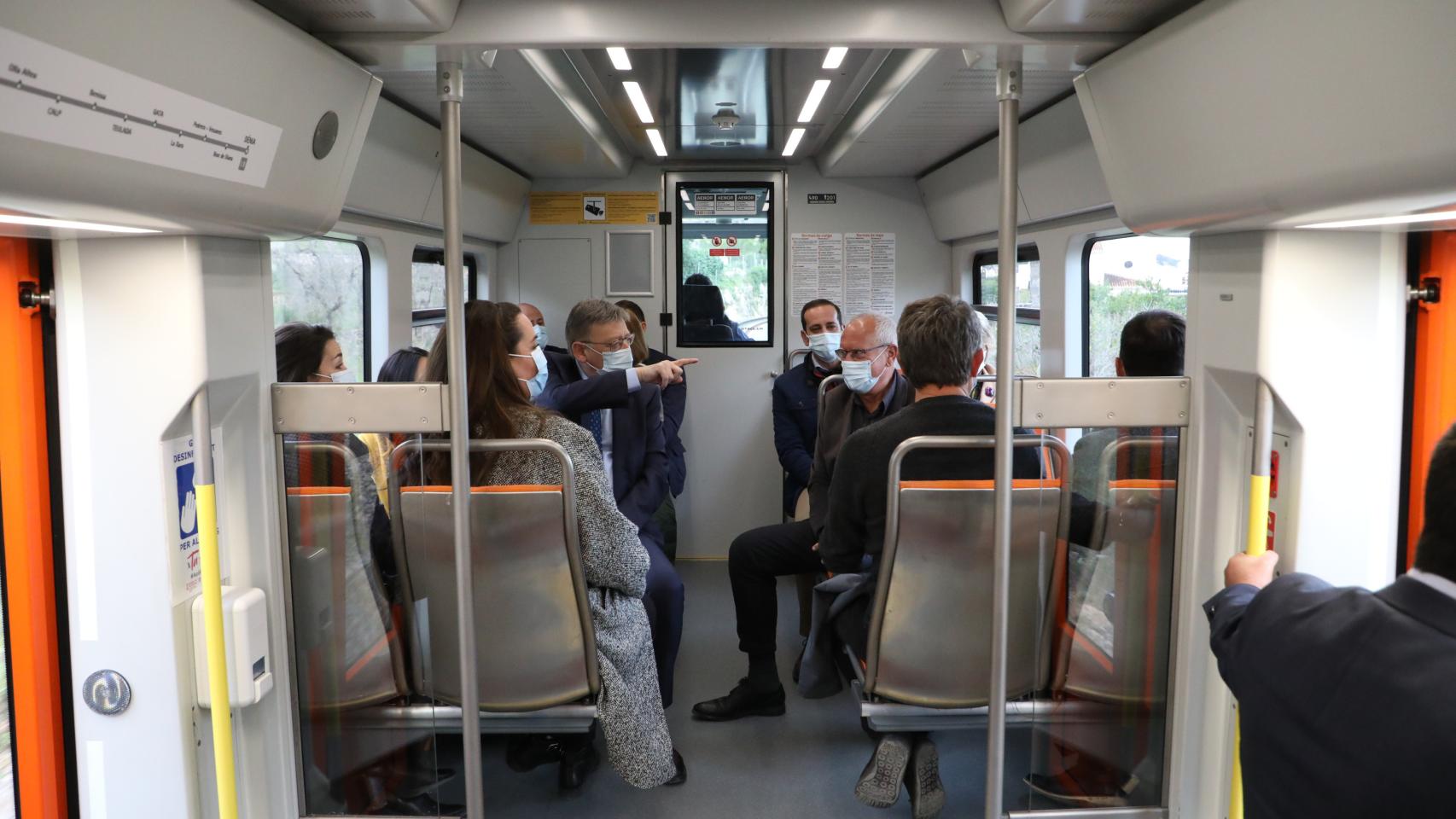 Ximo Puig y otros representantes, este lunes en la inauguración de la renovada línea 9 del TRAM.
