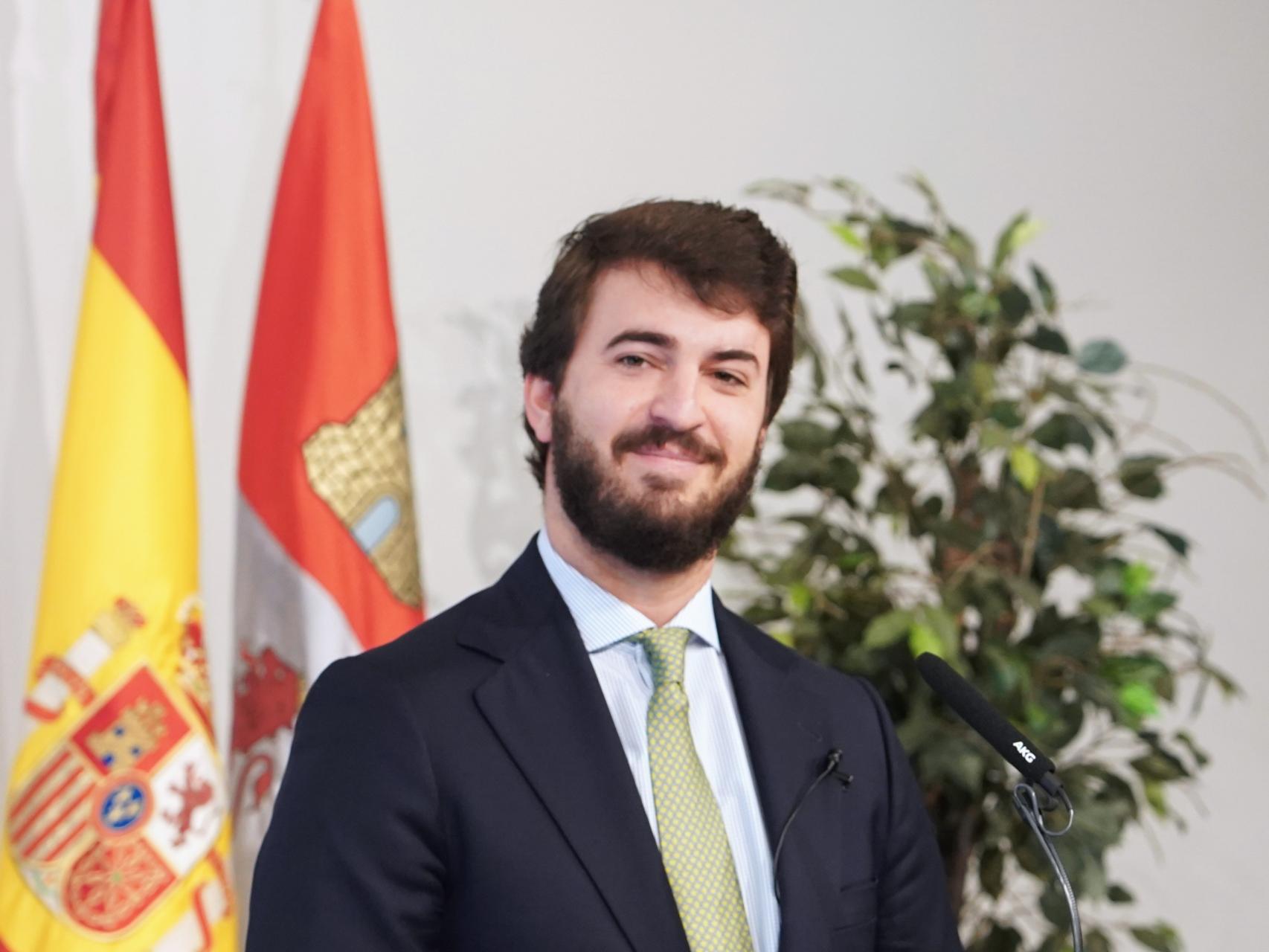 El vicepresidente de la Junta, Juan García-Gallardo, durante su rueda de prensa de este lunes en las Cortes.
