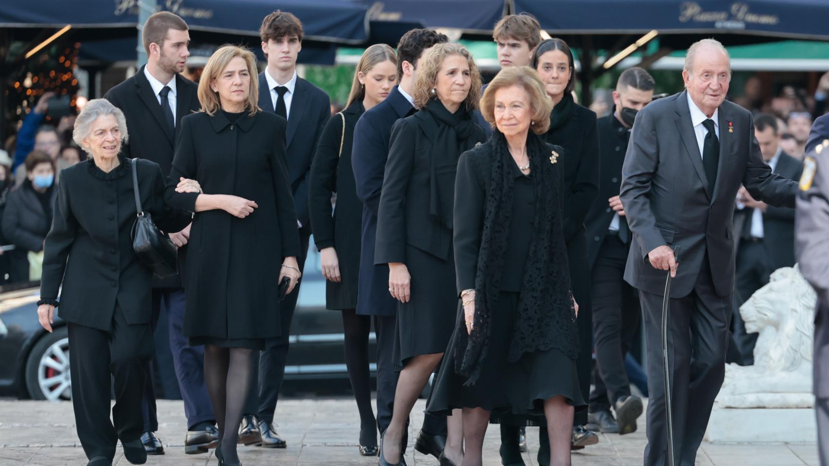 La reina Sofía, arropada por su esposo, sus dos hijas y sus nietos.