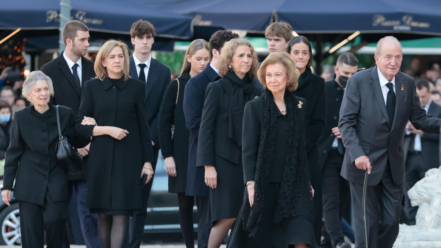 La reina Sofía, arropada por su esposo, sus dos hijas y sus nietos.
