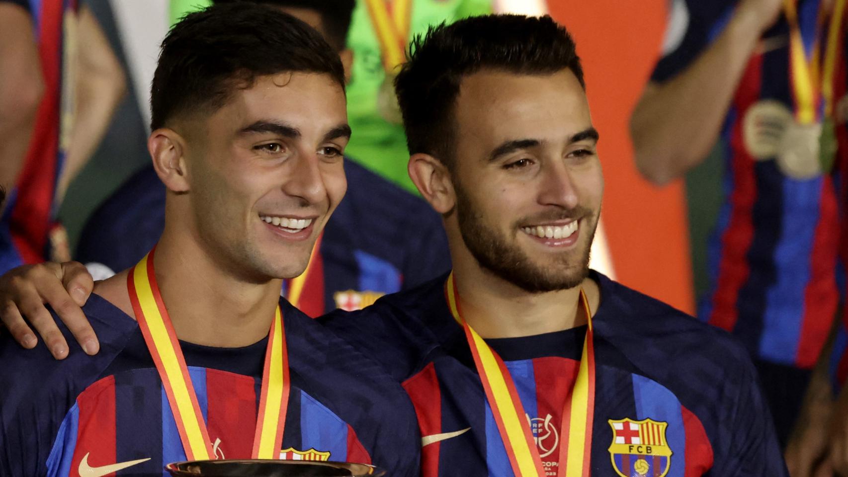Ferran Torres y Eric García con el título de la Supercopa.