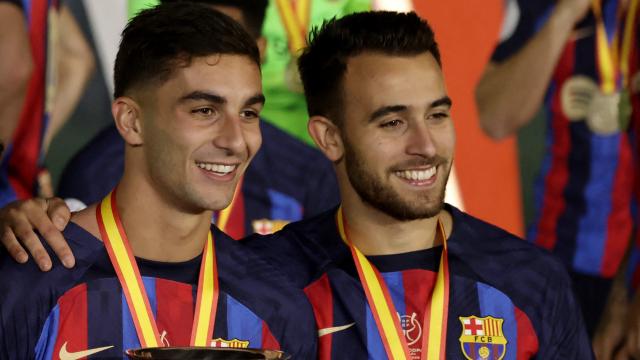 Ferran Torres y Eric García con el título de la Supercopa.